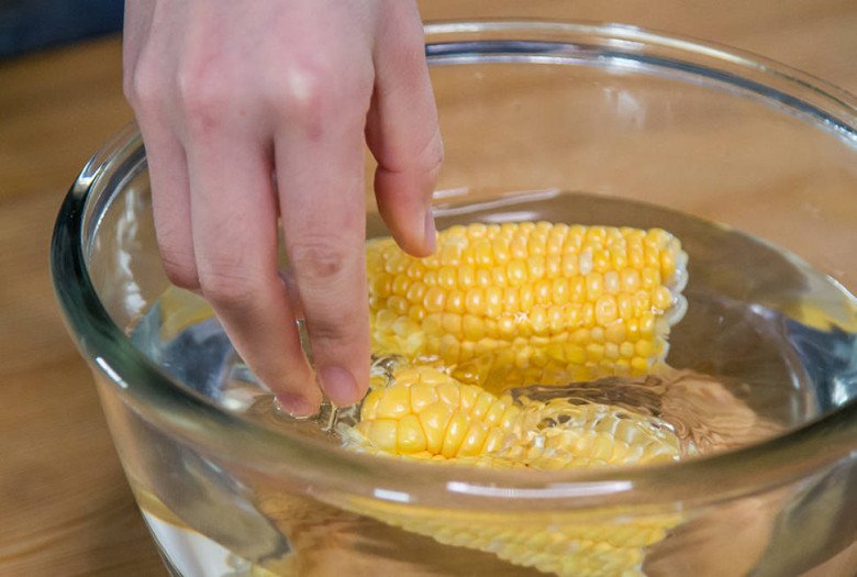 Boil corn, suddenly add this water, the seeds are sweeter and more fragrant than buying outside - 3