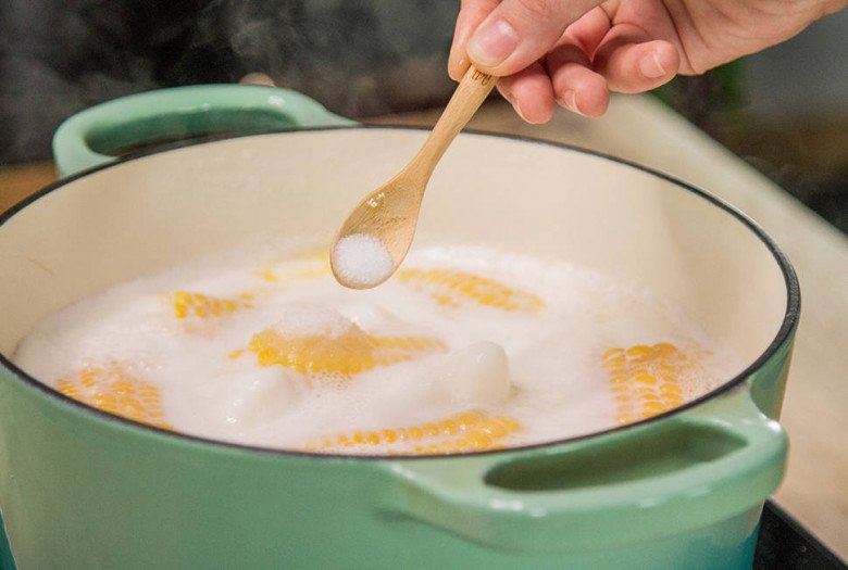 Boil corn, suddenly add this water, the seeds are sweeter and more fragrant than buying outside - 6