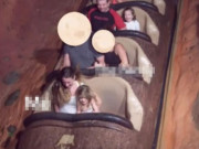 Tin tức - Xem lại ảnh cả nhà đi chơi, vợ phát hiện chi tiết sốc, lộ bí mật động trời của chồng