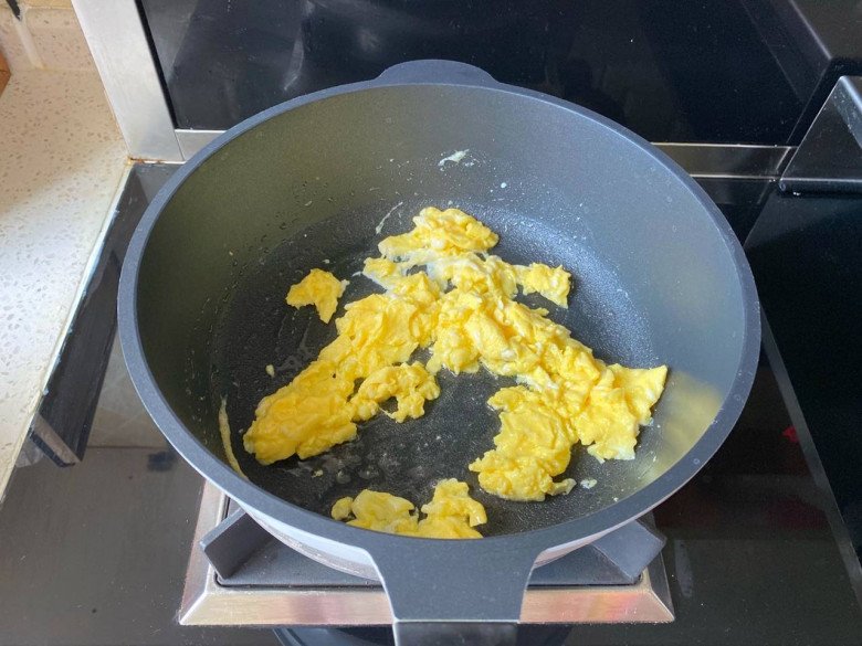 Rang cơm trứng kiểu này 10 phút là xong ngay, màu đẹp, vị còn ngon hơn ngoài hàng - 4