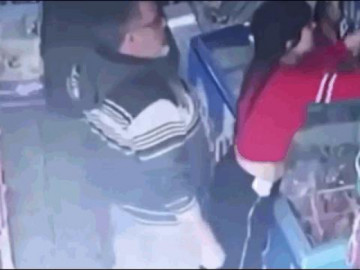  Clip: Cố tình sàm sỡ vòng 3 của nữ nhân viên, gã đàn ông nhận kết đắng 