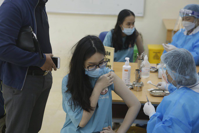 Tiêm vắc-xin COVID-19 cho học sinh tại TP Hà Nội Ảnh: Ngô Nhung