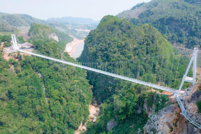 The world's longest walking glass bridge in Moc Chau: Tourists lament amp;#34;expensive plane ticketsamp;#34;  - 8