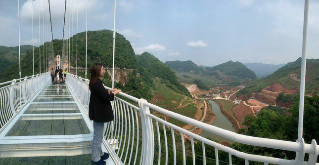The world's longest walking glass bridge in Moc Chau: Tourists lament amp;#34;expensive plane ticketsamp;#34;  - 7