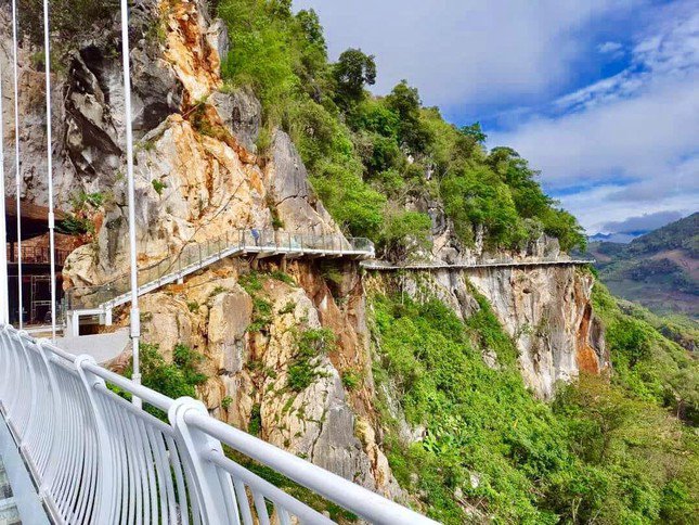 The world's longest walking glass bridge in Moc Chau: Tourists lament amp;#34;expensive plane ticketsamp;#34;  - 5