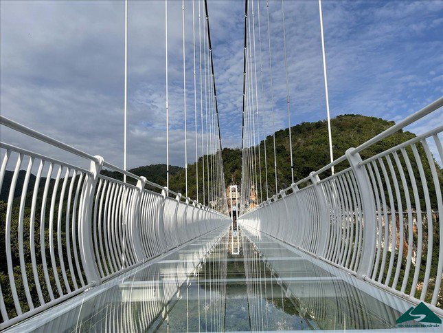 The world's longest walking glass bridge in Moc Chau: Tourists lament amp;#34;expensive plane ticketsamp;#34;  - 2