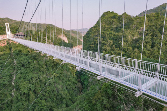 The world's longest walking glass bridge in Moc Chau: Tourists lament amp;#34;expensive plane ticketsamp;#34;  - first