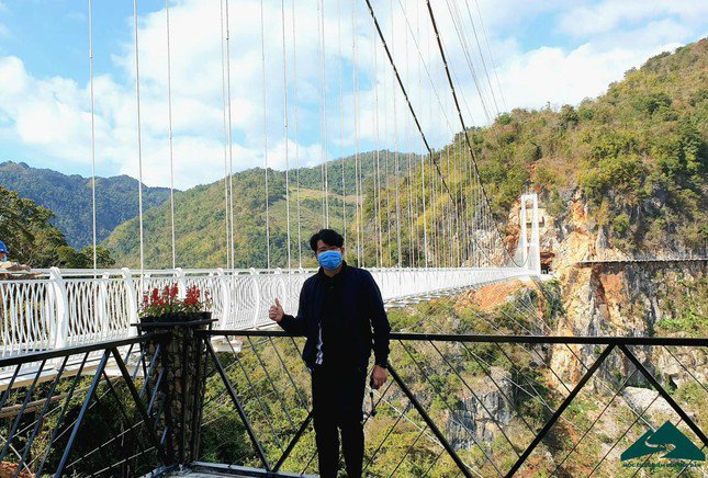 The world's longest walking glass bridge in Moc Chau: Tourists lament amp;#34;expensive plane ticketsamp;#34;  - 3