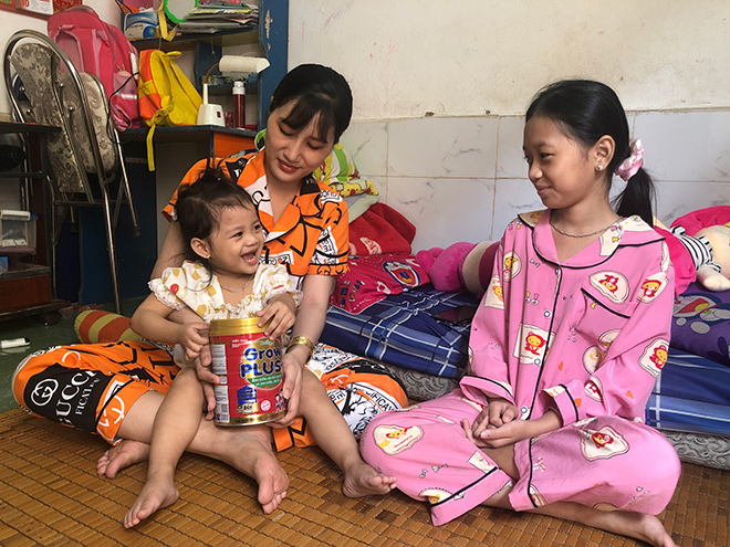 Vietnamese mother's journey to help her child escape malnutrition after only 2 months: Hard to believe but true - 1