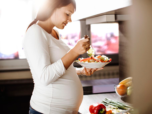Anemic pregnant women should eat what?  - first