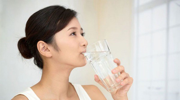Uống nước phụ thuộc vào rất nhiều yếu tố, chứ không phải cứ uống nhiều nước là tốt cho cơ thể. Ảnh minh họa.
