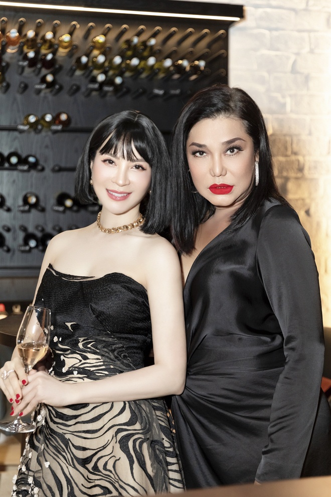 Nữ MC còn gặp gỡ ca sĩ Cindy Thái Tài. Cindy Thái Tài khoe vòng một bốc lửa trong chiếc đầm cổ khoét sâu. Người đẹp chuyển giới tô son đỏ sexy. 