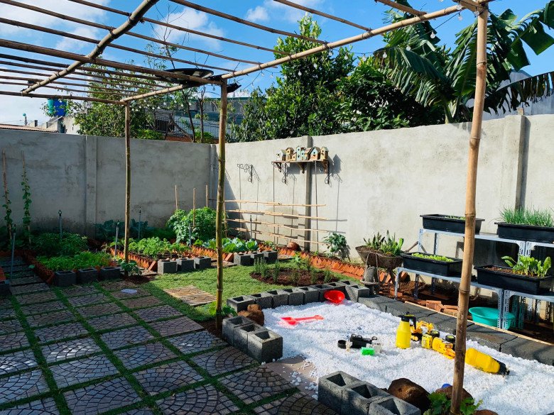Mother makes Dak Lak renovate bare land into a clean vegetable garden and a playground for children - 11
