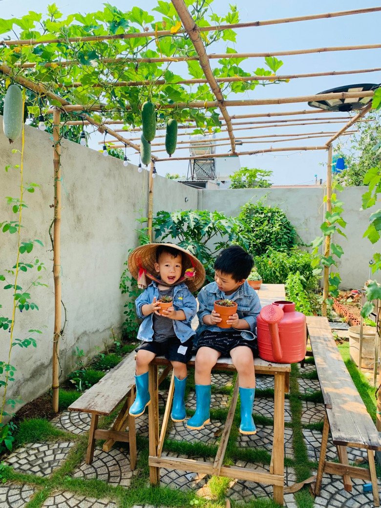Mẹ đảm Đắk Lắk cải tạo đất trống thành vườn rau sạch và sân chơi cho con - 13