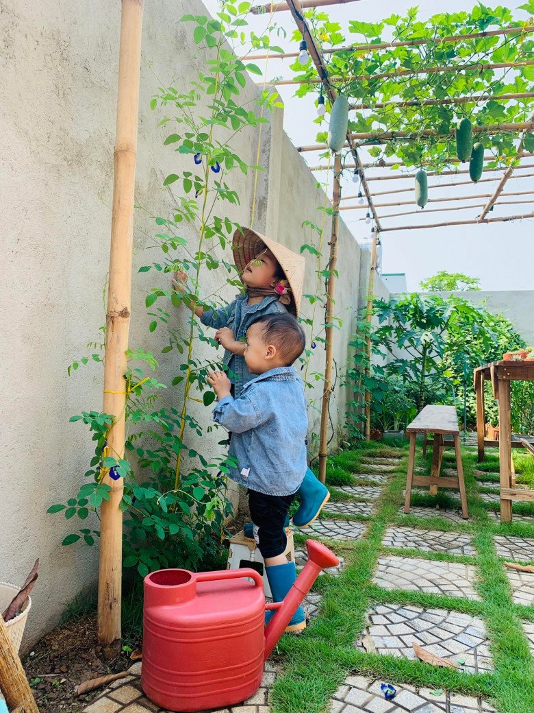 Mẹ đảm Đắk Lắk cải tạo đất trống thành vườn rau sạch và sân chơi cho con - 14