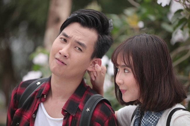 Trích đoạn Phố Trong Làng: Nam (Anh Tuấn) ngồi nói chuyện riêng với nữ chính.