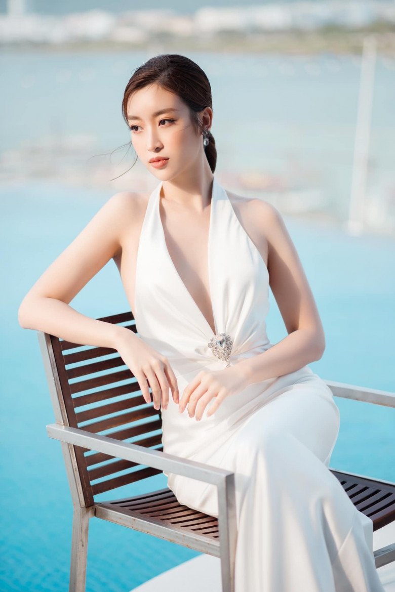 Nam Em is so beautiful as a Miss: Wearing a split skirt, showing off her chest indifferently amp;#34;overwhelmingamp;#34;  Do My Linh - 10