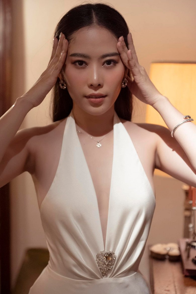 Nam Em is so beautiful as a Miss: Wearing a split skirt, showing off her chest indifferently amp;#34;overwhelmingamp;#34;  Do My Linh - 8