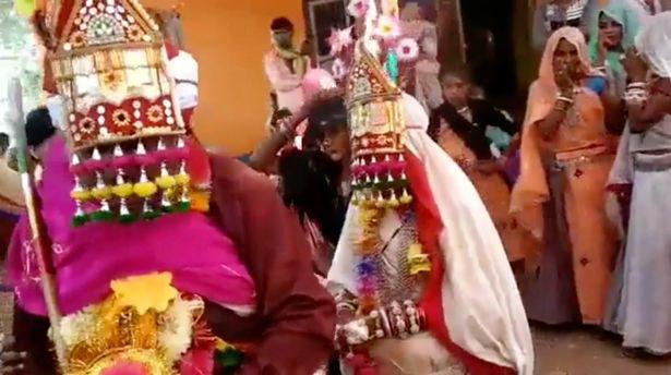 Người đàn ông cưới 3 cô dâu cùng lúc, thái độ của 3 người phụ nữ gây bất ngờ - 1