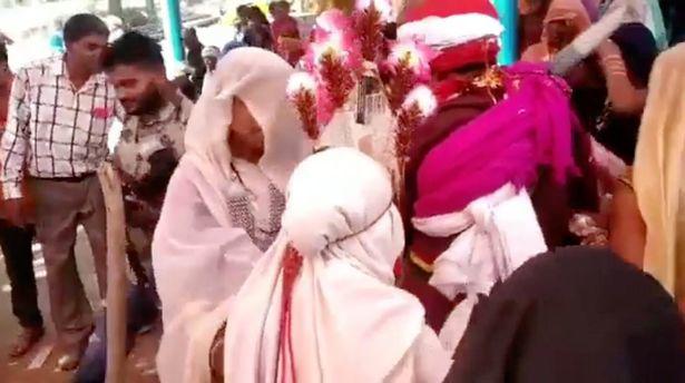 Người đàn ông cưới 3 cô dâu cùng lúc, thái độ của 3 người phụ nữ gây bất ngờ - 2