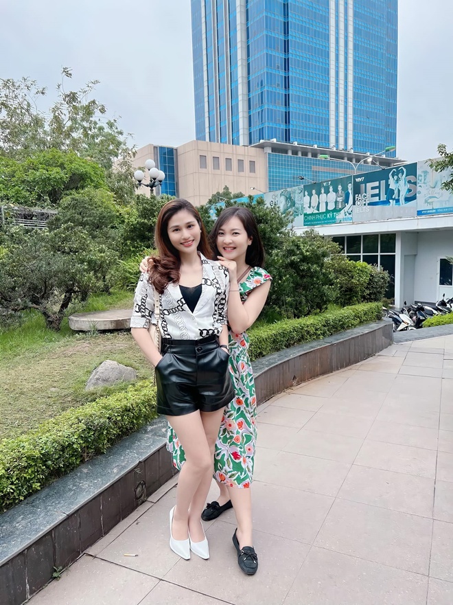 The pregnant female news editor was as beautiful as a flower when amp;#34;missingamp;#34;  On the air, Hoai Anh made funny comments - 12