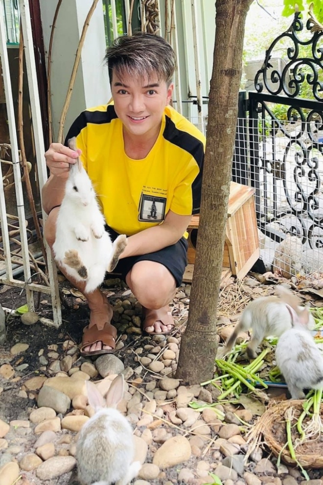 Vietnamese stars raise money in a billion-dollar mansion: Dam Vinh Hung raises chickens, Hong Ngoc has enough eggs to eat - 4