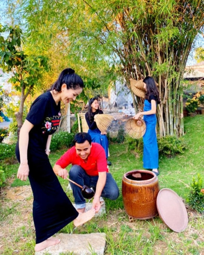 Vietnamese stars make good money, do housework: Quyen Linh is not afraid to do laundry, Truong Giang is standard amp;#34;her husband's #34;  - 4