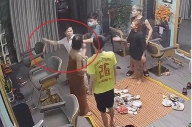 Tin tức 24h: Lộ hành vi tàn độc của kẻ bạo hành bé gái ở Bình Thạnh đến chết - 4