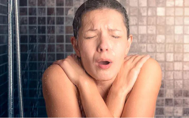 tam lanh 1651662571 768 width716height449 - Tắm nước lạnh giúp bạn khỏe mạnh, sống lâu hơn hay có thể gây đột tử?