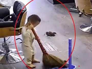 Video: Bé trai 3 tuổi đốn tim dân mạng khi chăm chỉ quét dọn nhà