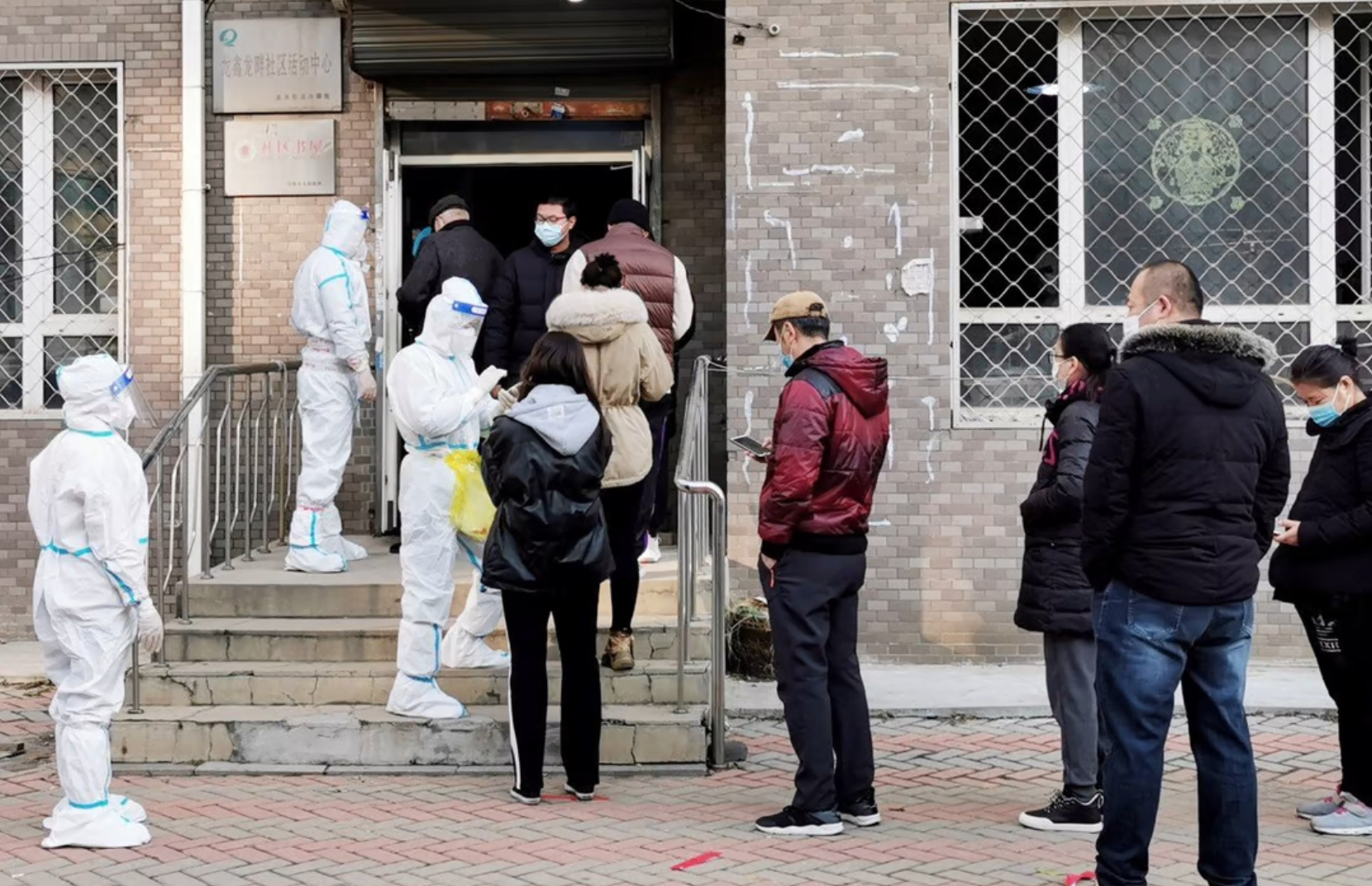 Ngày càng thêm nhiều thành phố ở Trung Quốc quyết định xét nghiệm COVID-19 diện rộng để kiểm soát sự lây nhiễm của virus. Ảnh: Getty