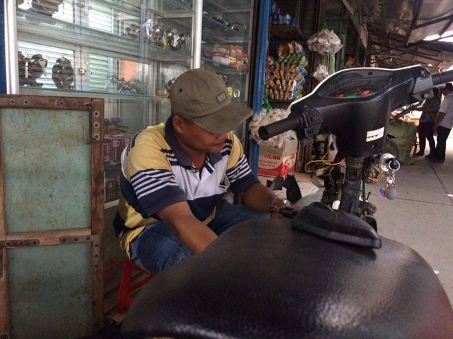 Anh T chơi vé số từ chục năm về trước – ngày vé số có mệnh giá 2.000 đồng/tờ. (Ảnh: Phạm Hữu)