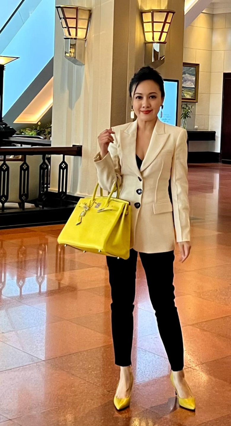 BTV Hoai Anh goes to work in a sexy outfit showing off her super body, even Hermes bags are overshadowed - 1