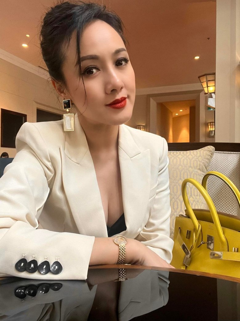 BTV Hoai Anh goes to work in a sexy dress to show off her super body, even Hermes bags are overshadowed - 4