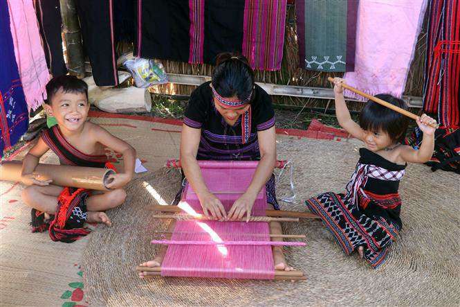 H'Hen Niê is not only famous for her brocade, her family also makes beautiful bags - 8