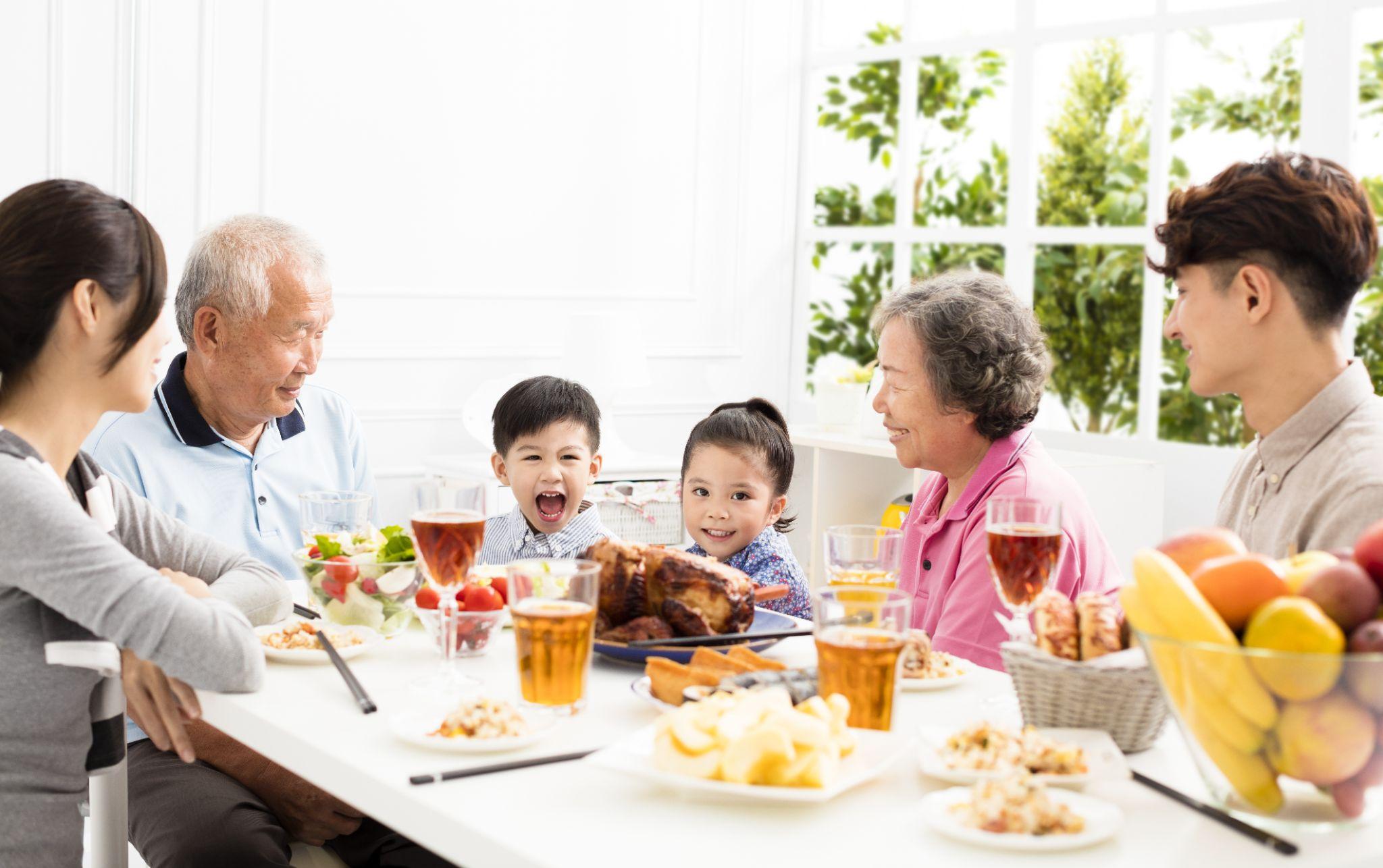 Một bữa tiệc với đầy đủ thành viên gia đình chắc chắn sẽ khiến mẹ rất hạnh phúc