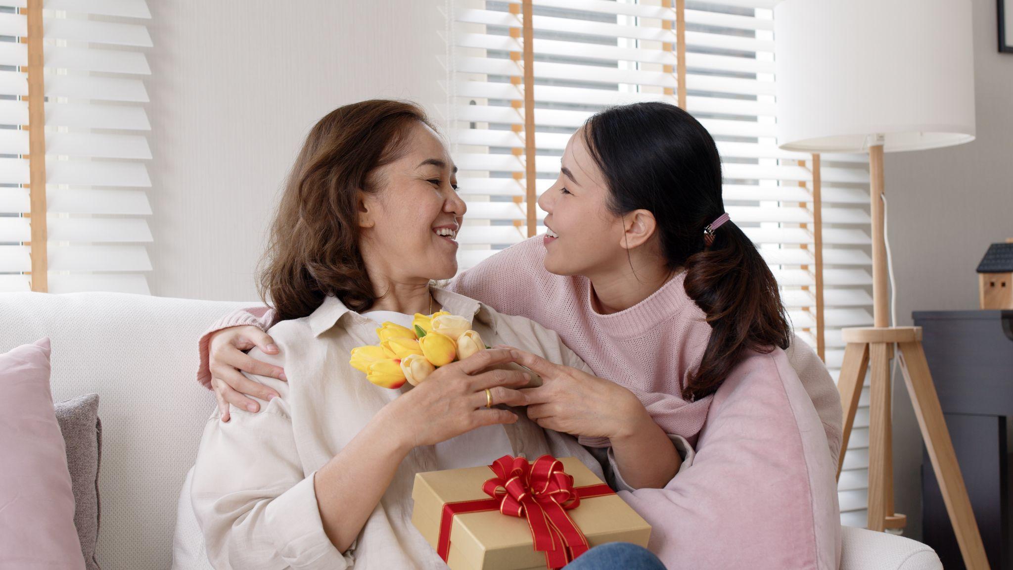Giúp mẹ lấy lại nét thanh xuân là món quà vô cùng ý nghĩa cho Ngày của Mẹ