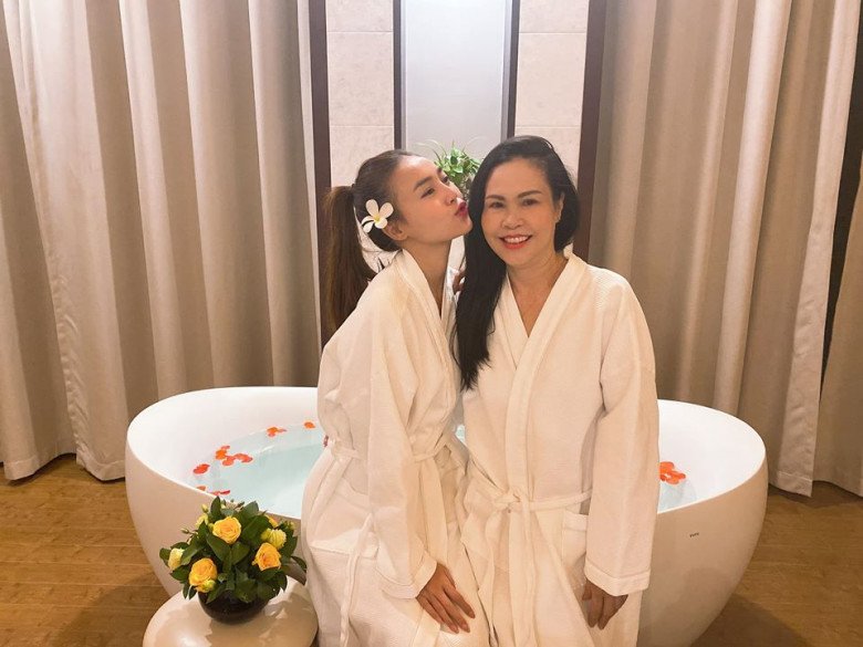 Vietnamese star's biological mother: Good people, weak people, people who are criticized for giving birth to children with a wide mouth, but sharing one emotional thing - 3