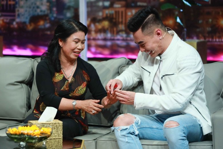 Vietnamese star's biological mother: Good people, weak people, people who are criticized for giving birth to children with a wide mouth, but sharing one emotional thing - 11