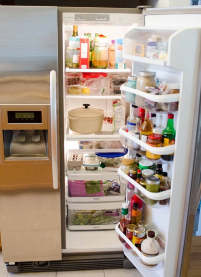 Tủ lạnh dùng lâu có vết mốc đen, dạy bạn một mẹo làm sạch chỉ sau 5 phút - 1