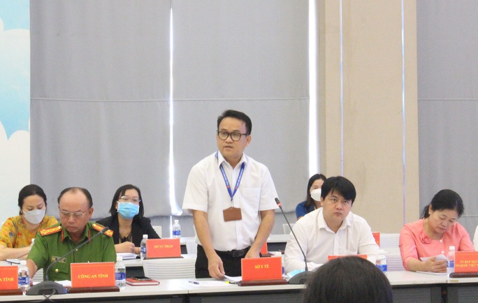 Ông Huỳnh Minh Chín thông tin về giải thể trạm y tế lưu động.