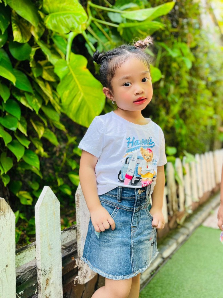 Con gái Lê Dương Bảo Lâm 4 tuổi ra dáng thiếu nữ, tạo dáng như mẫu nhí chuyên nghiệp - 5