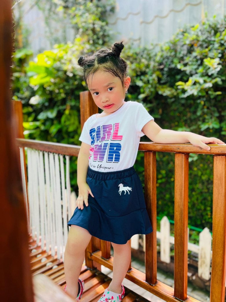 Con gái Lê Dương Bảo Lâm 4 tuổi ra dáng thiếu nữ, tạo dáng như mẫu nhí chuyên nghiệp - 6