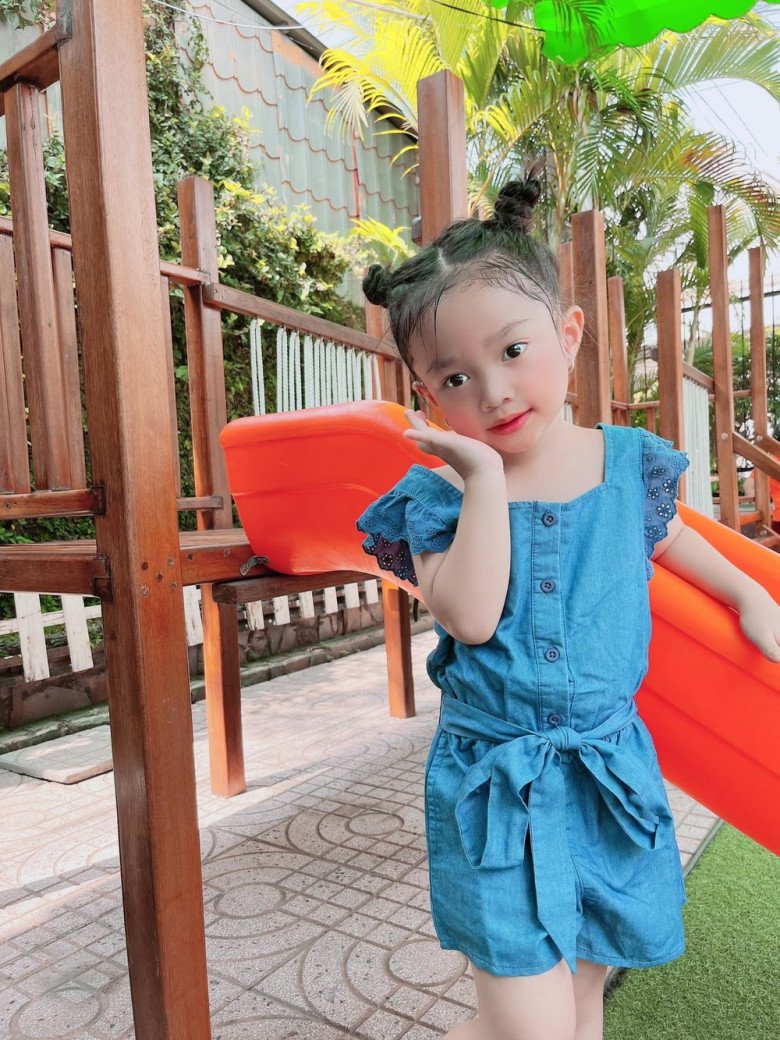 Con gái Lê Dương Bảo Lâm 4 tuổi ra dáng thiếu nữ, tạo dáng như mẫu nhí chuyên nghiệp - 3