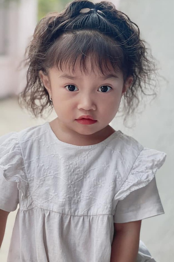 Con gái Lê Dương Bảo Lâm 4 tuổi ra dáng thiếu nữ, tạo dáng như mẫu nhí chuyên nghiệp - 10