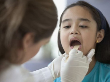 Trẻ bị viêm amidan phải xử lý như thế nào?