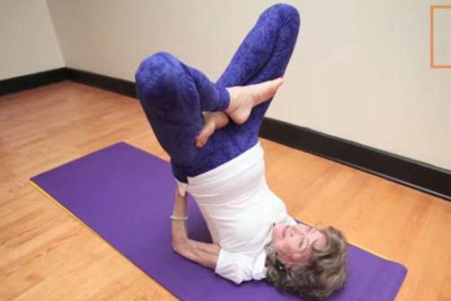 104-year-old yoga teacher: Practicing this movement for 10 minutes before sleeping is equal to 1 hour of jogging, helping to live 20 years longer - 1