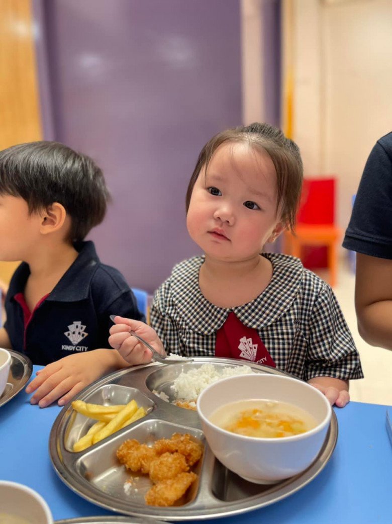 Quach Ngoc Tuyen sent her children to an international kindergarten with a terrible tuition fee, and the meal looked good - 5