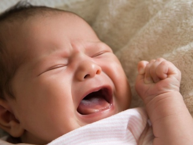 Trẻ bị ho về đêm nhưng không sốt, thở khò khè phải làm sao?