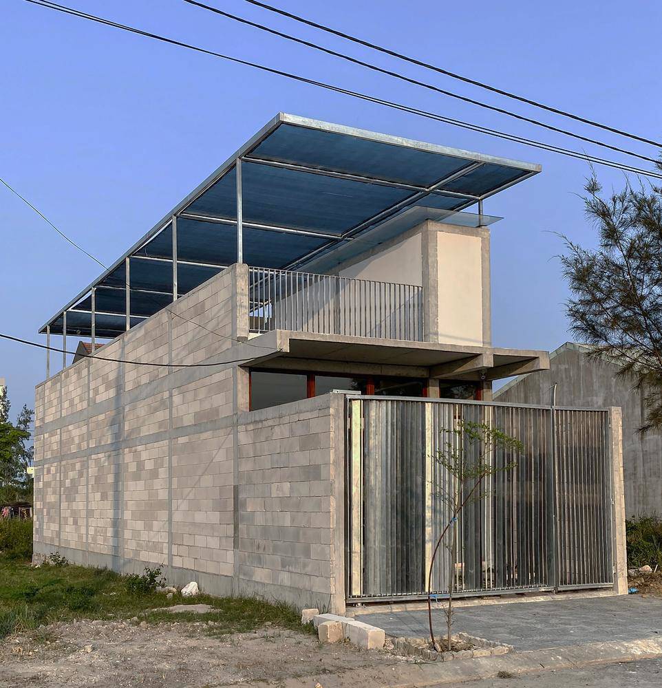 Fall in love with a simple and economical heat-resistant concrete house model in Da Nang - 4